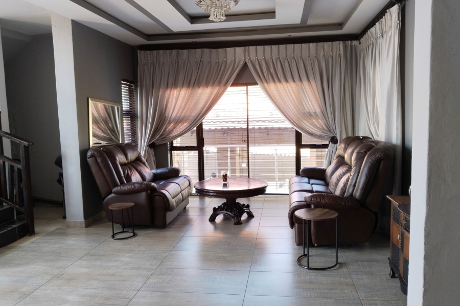 5 Bedroom Property for Sale in Birdwood Estate North West